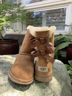 SIZE 6-6.5 CHESTNUT BAILEY BOW UGGS
