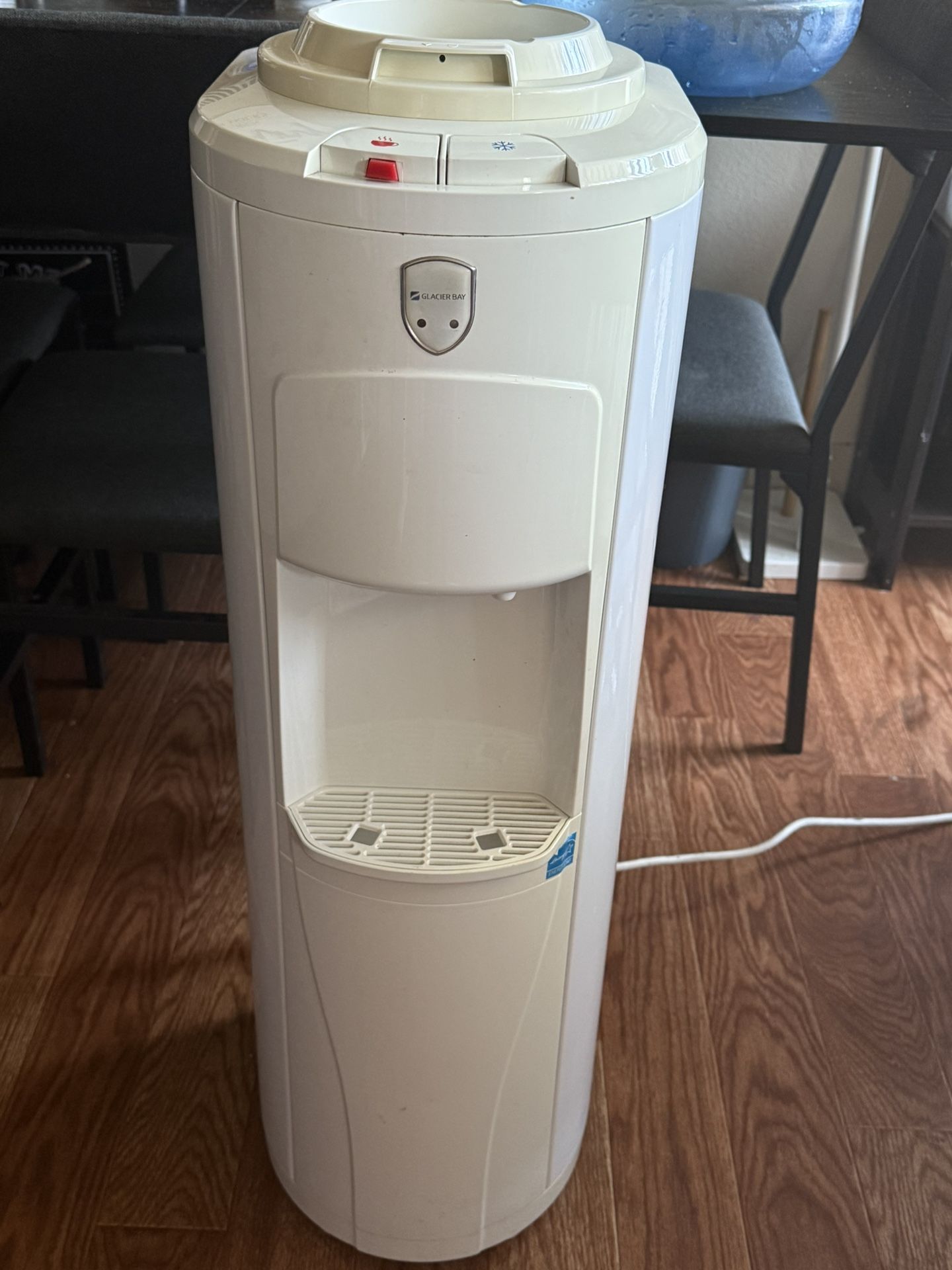 White Top Load Water Dispenser w/ free 4 bottles of 5 gal