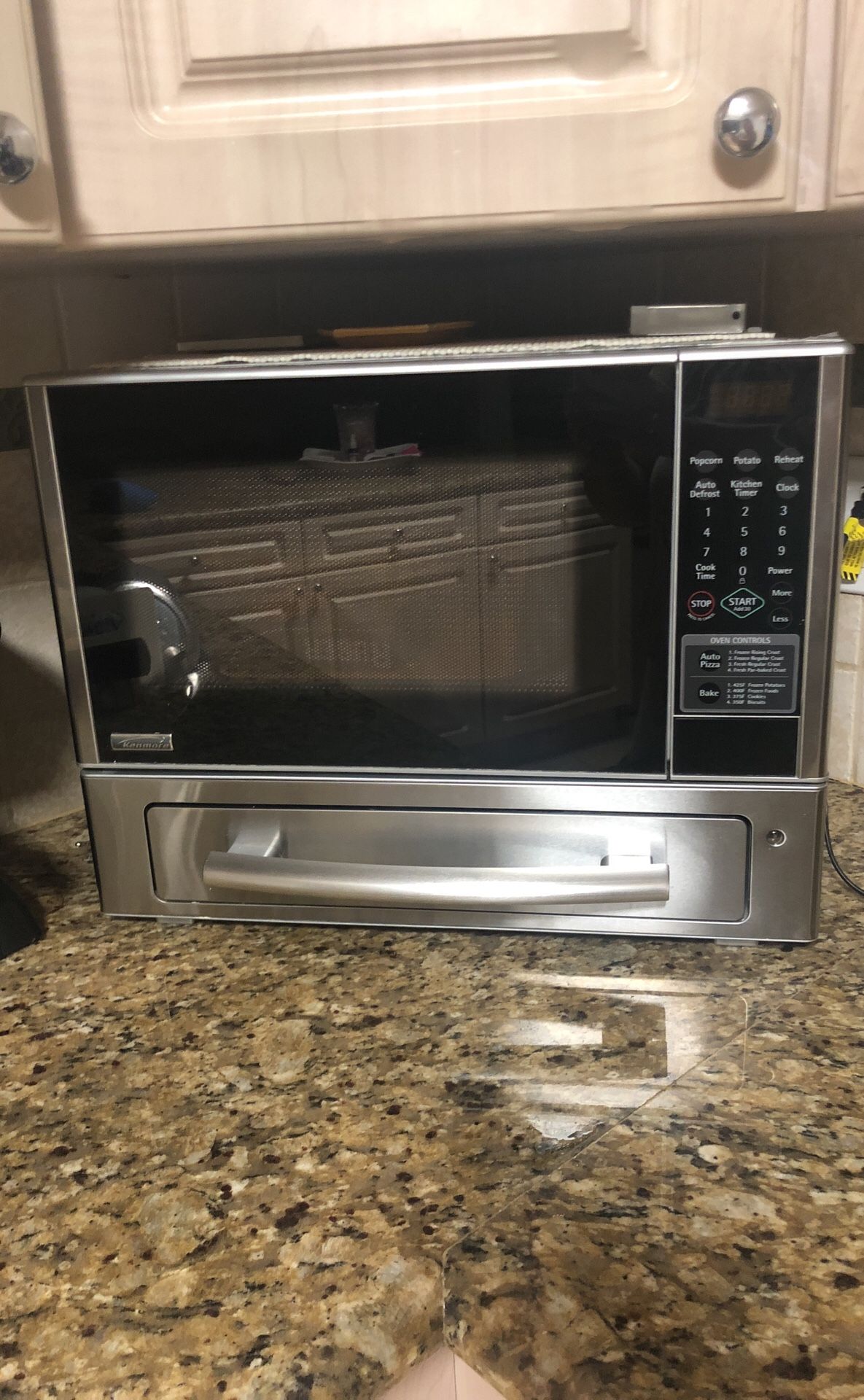 KENMORE COUNTERTOP MICROWAVE WITH PIZZA OVEN IN GREAT CONDITION