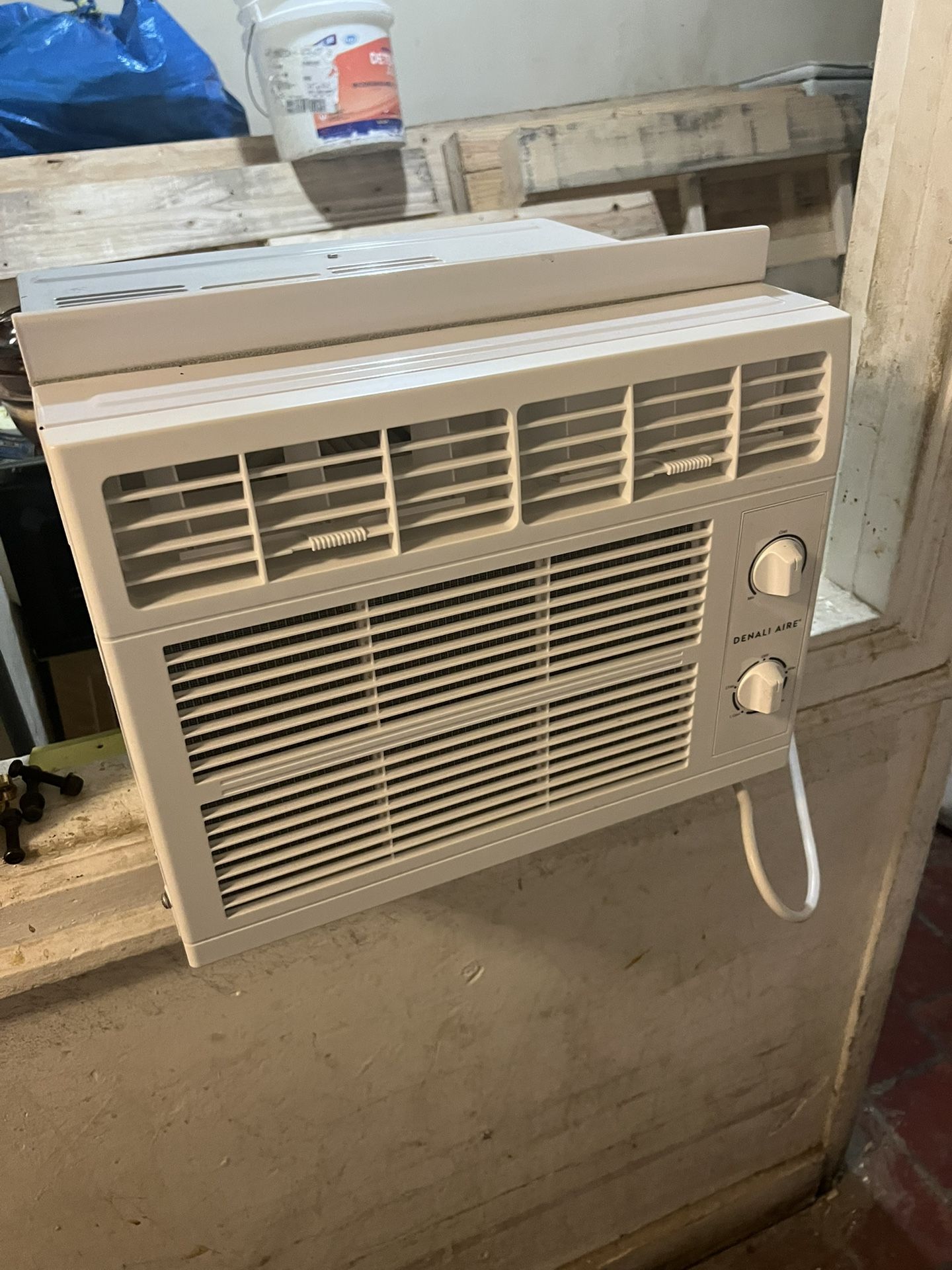 WINDOW AIR CONDITIONER 5,050 BTU