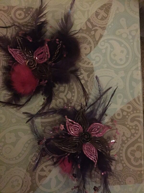 2 feather brooches or hair clips
