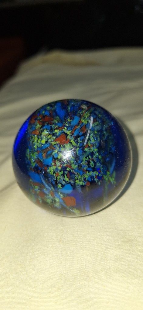Vintage Round Clear Glass Paperweight with different color flakes in the Centre L9V269