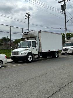 2014 Freighliner m2106