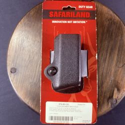 Safariland 074 Magazine Pouch Fits Glock 17/22 Right Hand Black  074-83-131