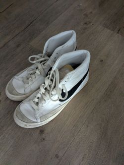 White Nike shoes size 9