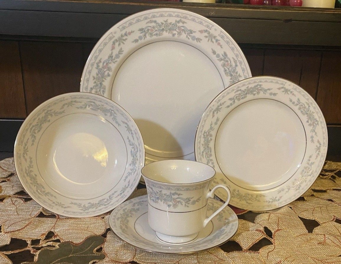 Dish Set For 8 250.00 OBO No Low Ballers Lakewood Burien Belfair