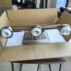 Vanity light for 4 bulbs