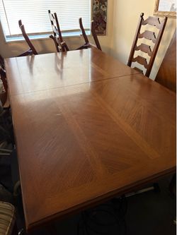 Lovely Wood Dining Table w/3 Leaves & 6 Chairs
