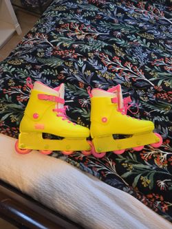 Barbie roller skates