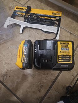 DeWalt DCBP034C Powerstack Battery 20V 1.5 Ah And Charger