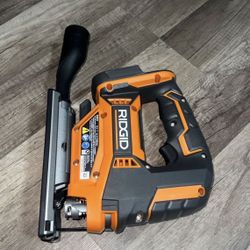 MILWAUKEE 12V STICK TRANSFER PUMP WITH BATTERY AND CHARGER