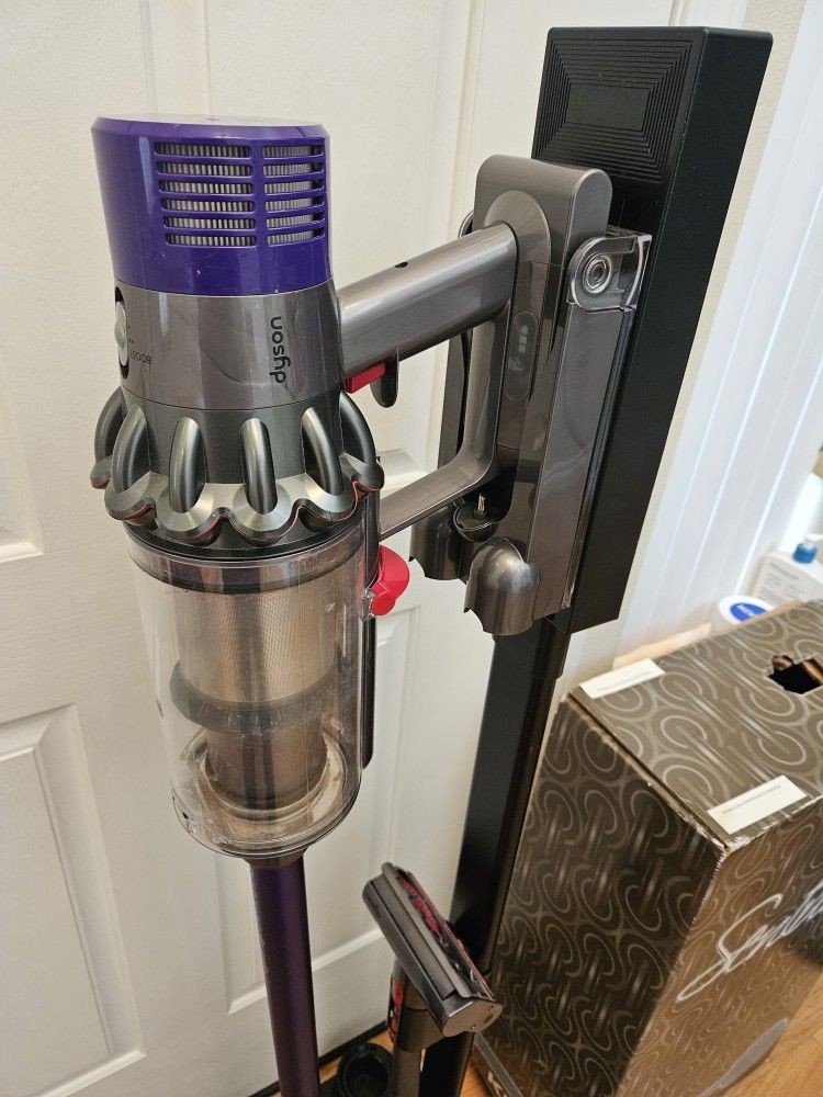 New Cond  DYSON V10 MODEL VACUUM WITH ATTACHMENT   AMAZING POWER SUCTION    WORKS EXCELLENT   , IN THE BOX 