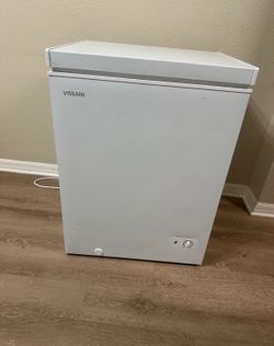 Vissani 5.0 cu. ft. Manual Defrost Chest Freezer w/LED Light White,