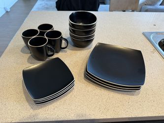 DINNERWARE SET