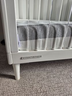 Delta Children Bowie 4-in-1 Convertible Crib - White AND Mattress - Excellent Condition
