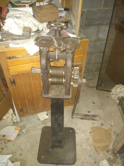 Oliver Antique jewelry metal roller