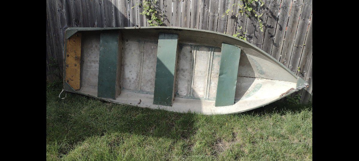 Old Aluminum SemiV 12ft Fishing Boat
