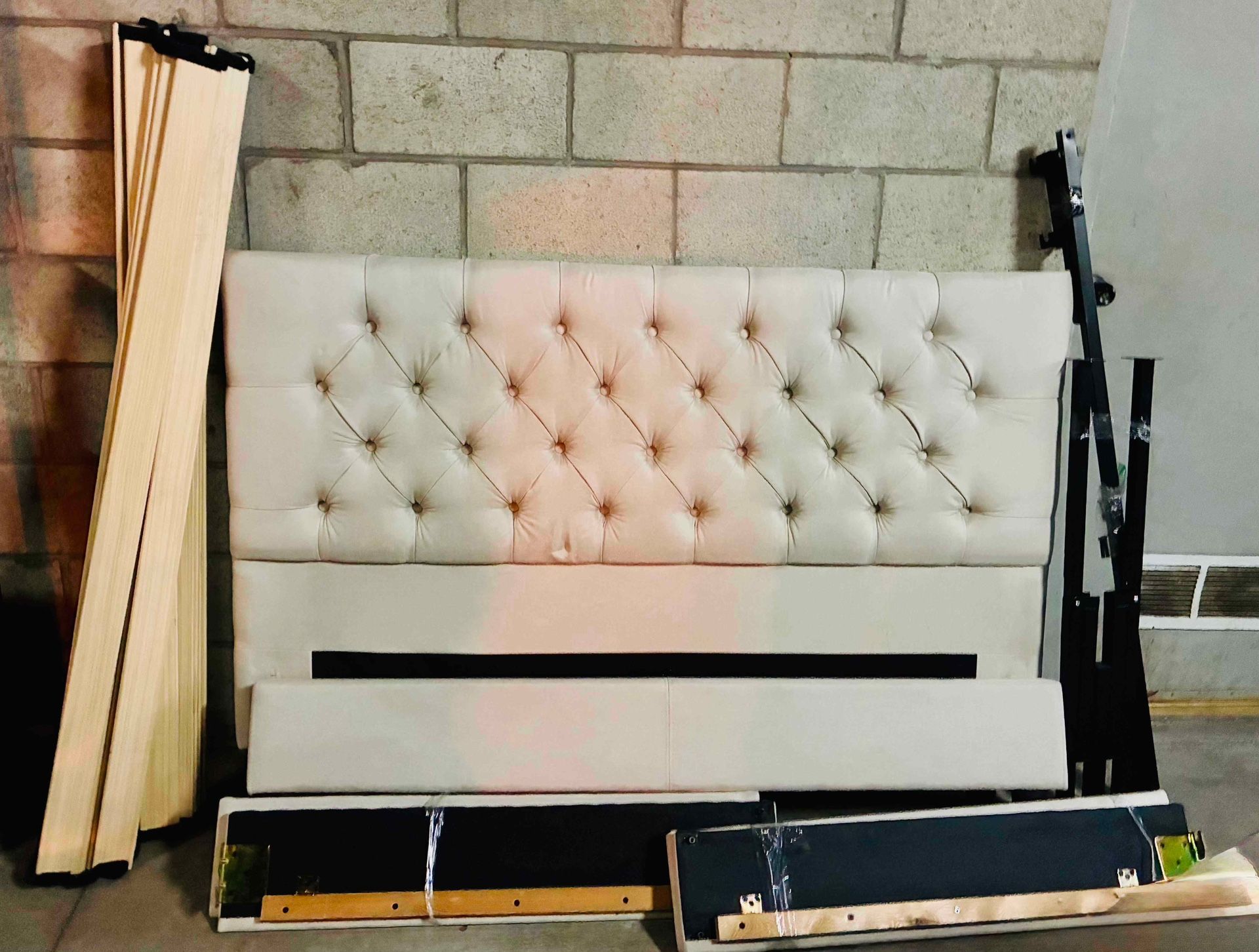 Billierose Upholstered Platform Bed (Size: Queen)