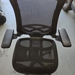 Bayside Furnishings Metrex IV Mesh Office Chair. **Needs New Wheels