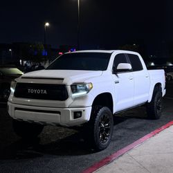 14-17 Tundra Headlights w/ DRL
