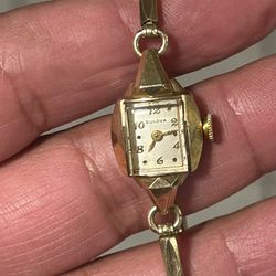Vintage Bulova 14k Solid Gold Ladies Watch running 