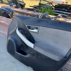 2015 TOYOTA PRIUS 3ER GENERATION FRONT RIGHT (PASSENGER SIDE) DOOR PANEL.