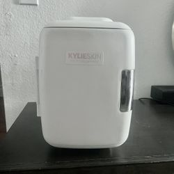 4-liter mini refrigerator.