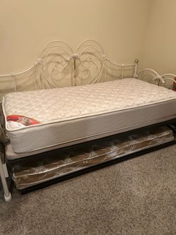 Vintage Metal Daybed with trundle