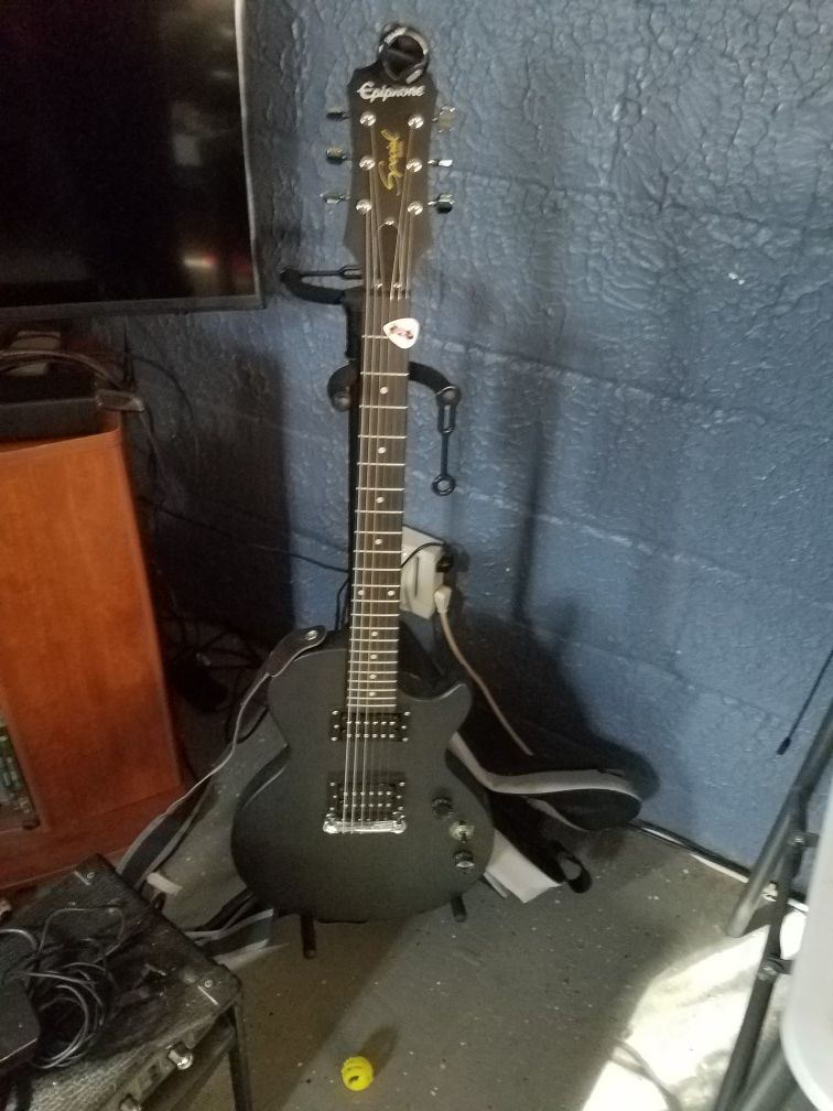 Epiphone special guitar with peavy amp
