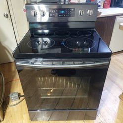 Reduced-Beautiful,  Black Stainless and Black, Samsung 5 Burner Glass Top Stove With Dual Function Self Cleaning Convection Oven Works Excellent 
