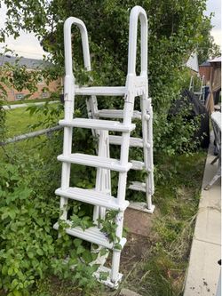Pool ladder