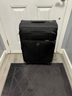 DELSEY DLX Softside Expandable Luggage with 4 Wheels, Black,  Size 27 Inch.  Preowned very good condition .  Smoke free home