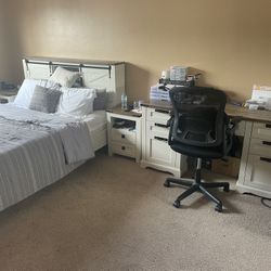 Complete Bedroom Set – Like New – Queen Bed + Desk + Dresser