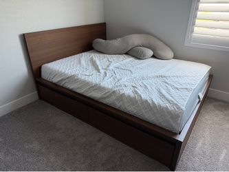 Queen Size bed frame - Brown