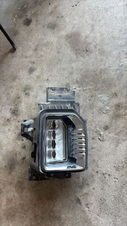 Drivers side fog light 2020 gmc Denali 2500 he