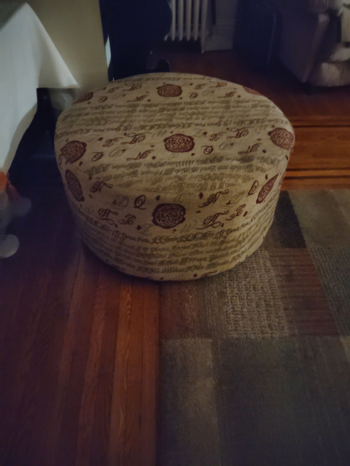 Round ottoman W/wheels