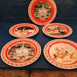 Set Of 4  Holiday Disney Tin Plates In Storage Tin
