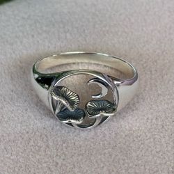 925 Sterling Silver ring with mushrooms and a moon size 8