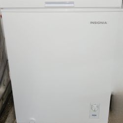 5.0 Cu Ft CHEST FREEZER W/ LED LIGHT