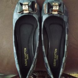 Grey Flats/Sandals. Size 38/39
