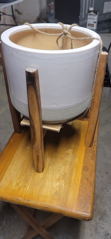 12 In Ceramic Pot And Wood Stand