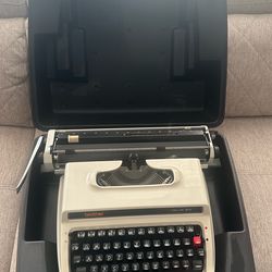 Brother Typewriter Deluxe 1613 & Case  Made in Japan