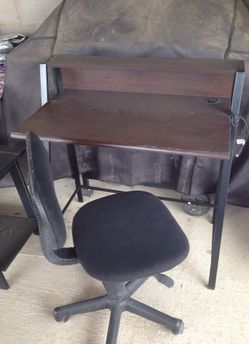 Escritorio y silla giratoria los 2 $40.00