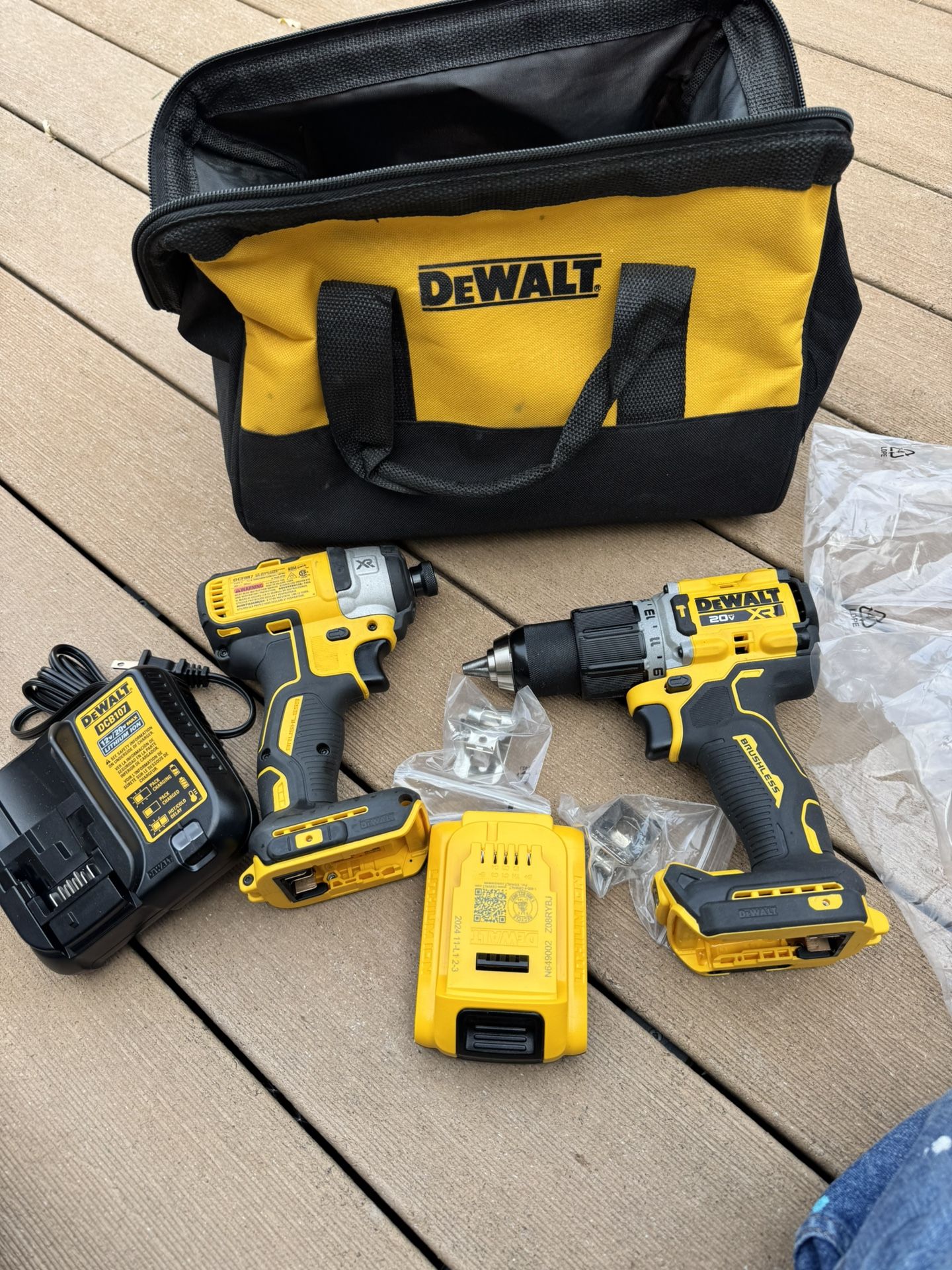 Dewalt 20volt XR set with 3 speed impact driver, 1/2” XR Hammer Drill, 2 AH Battery, Charger,bag NEW