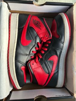 Air Jordan 1 Mid Bred Size 9 Men, Black Red 554724-074 Used w/ Box