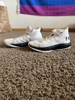 8.5 Under armor shoes
