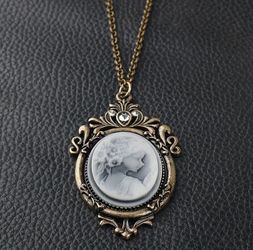 A BEAUTY ♥️Cameo Pendant  Necklace ♥️