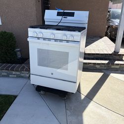 GE White Gas Stove Model# GGF600AV1WW Used like New