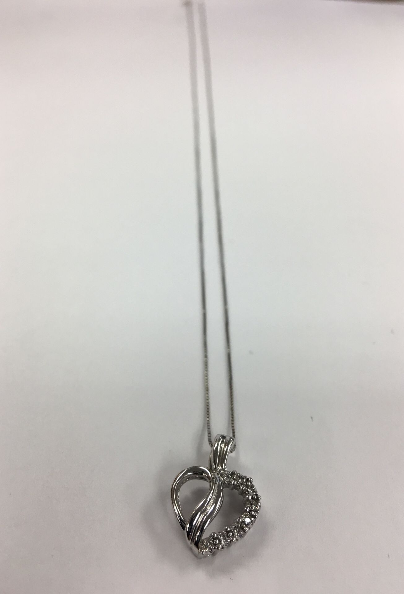Ladies 14kg chain and diamond pendant