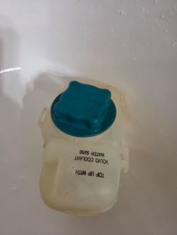 2001 Volvo coolant reservoir
